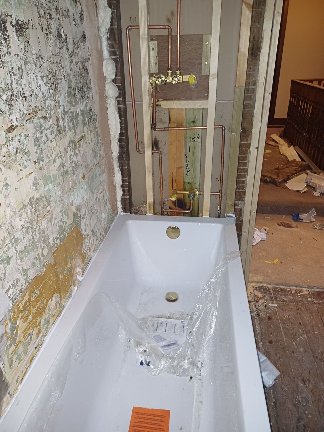 Sökülmüş banyo, yerleştirilmiş yeni küvet ve açıktaki tesisat