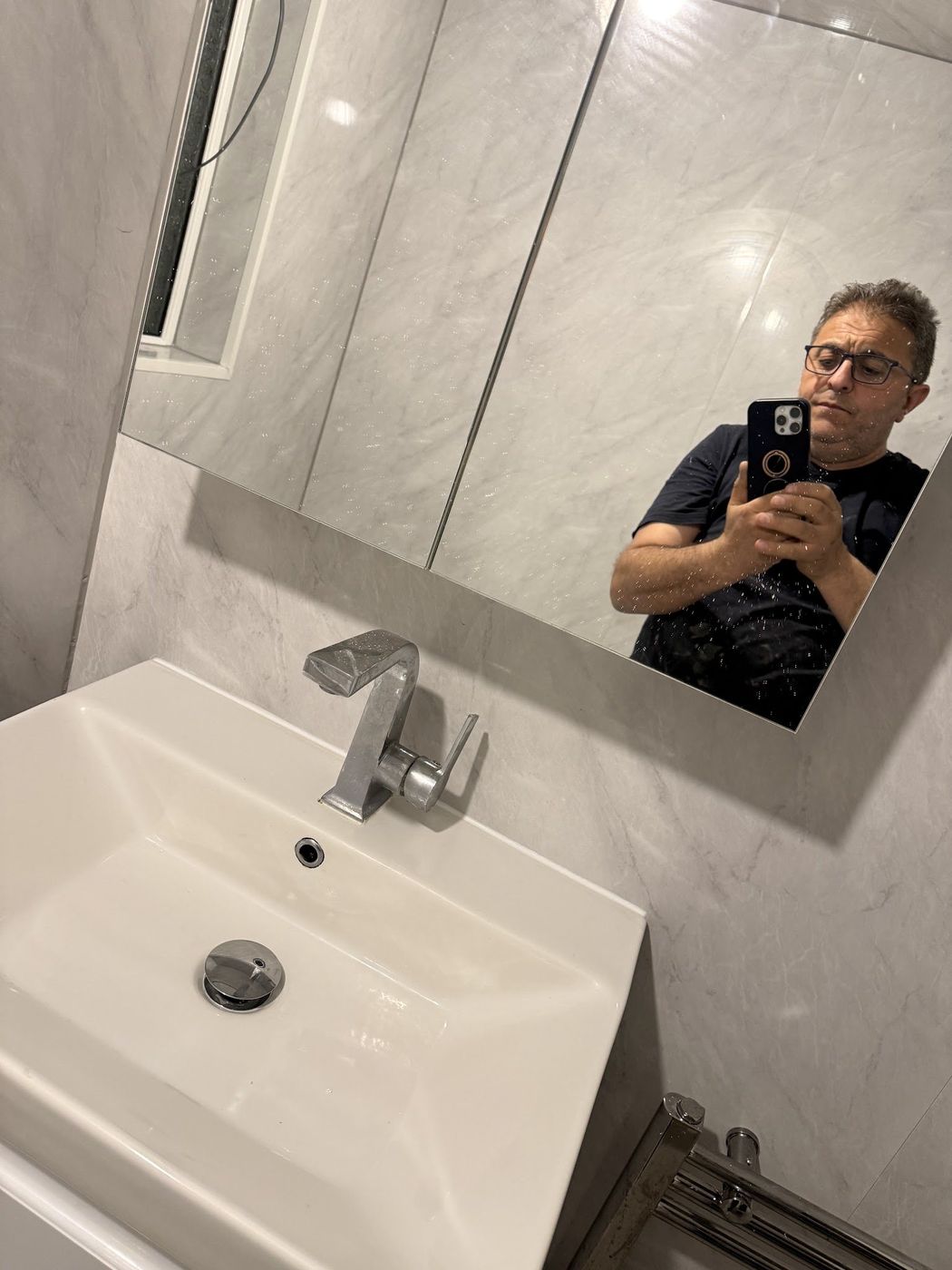 Krom bataryalı lavabo ve üstünde aynalı dolap