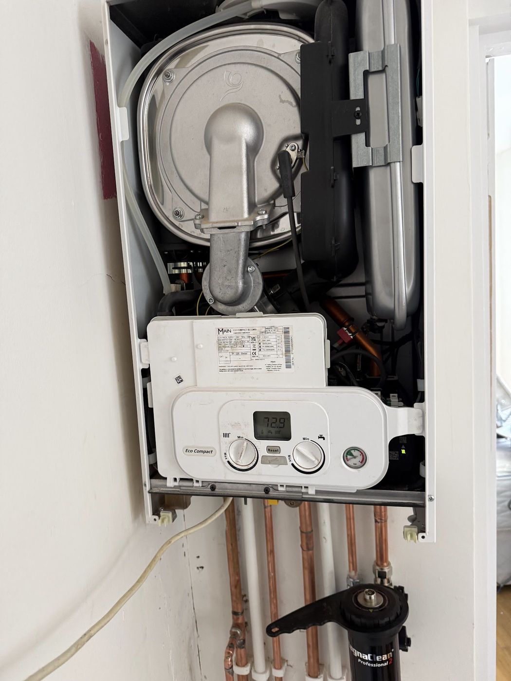 Bakım için açılmış Main Eco Compact kombi ve altında manyetik filtre