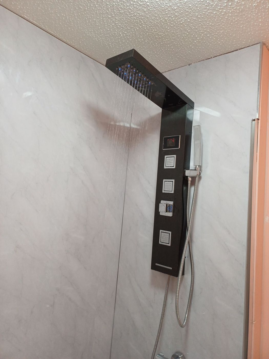 Çalışır durumda LED duş paneli