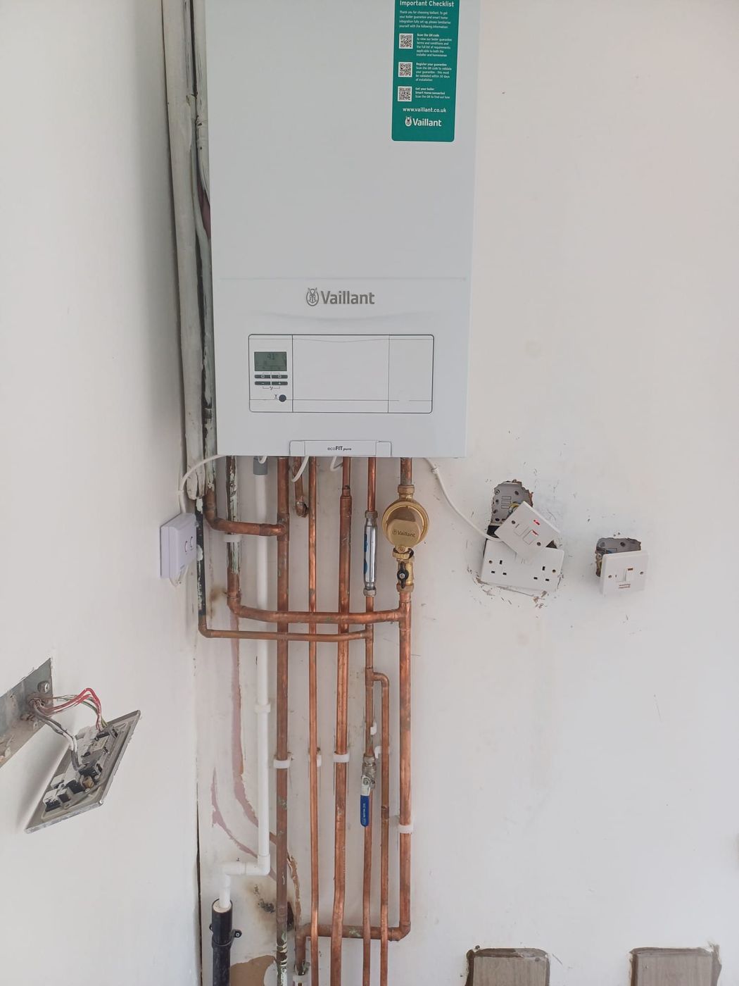 Yeni kurulmuş Vaillant kombi ve kelepçelenmiş bakır tesisat