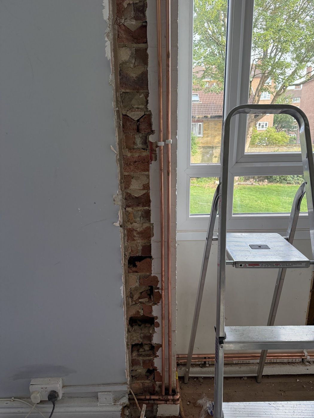 Pencere yanında bakır boru için açılmış duvar kanalı